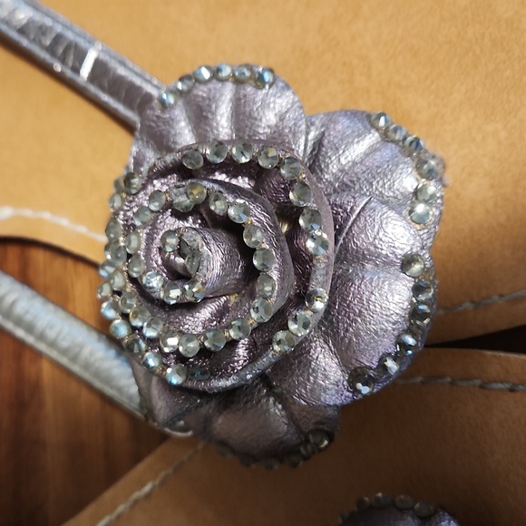 💙 10 for $20 flower flip flops - Picture 3 of 4